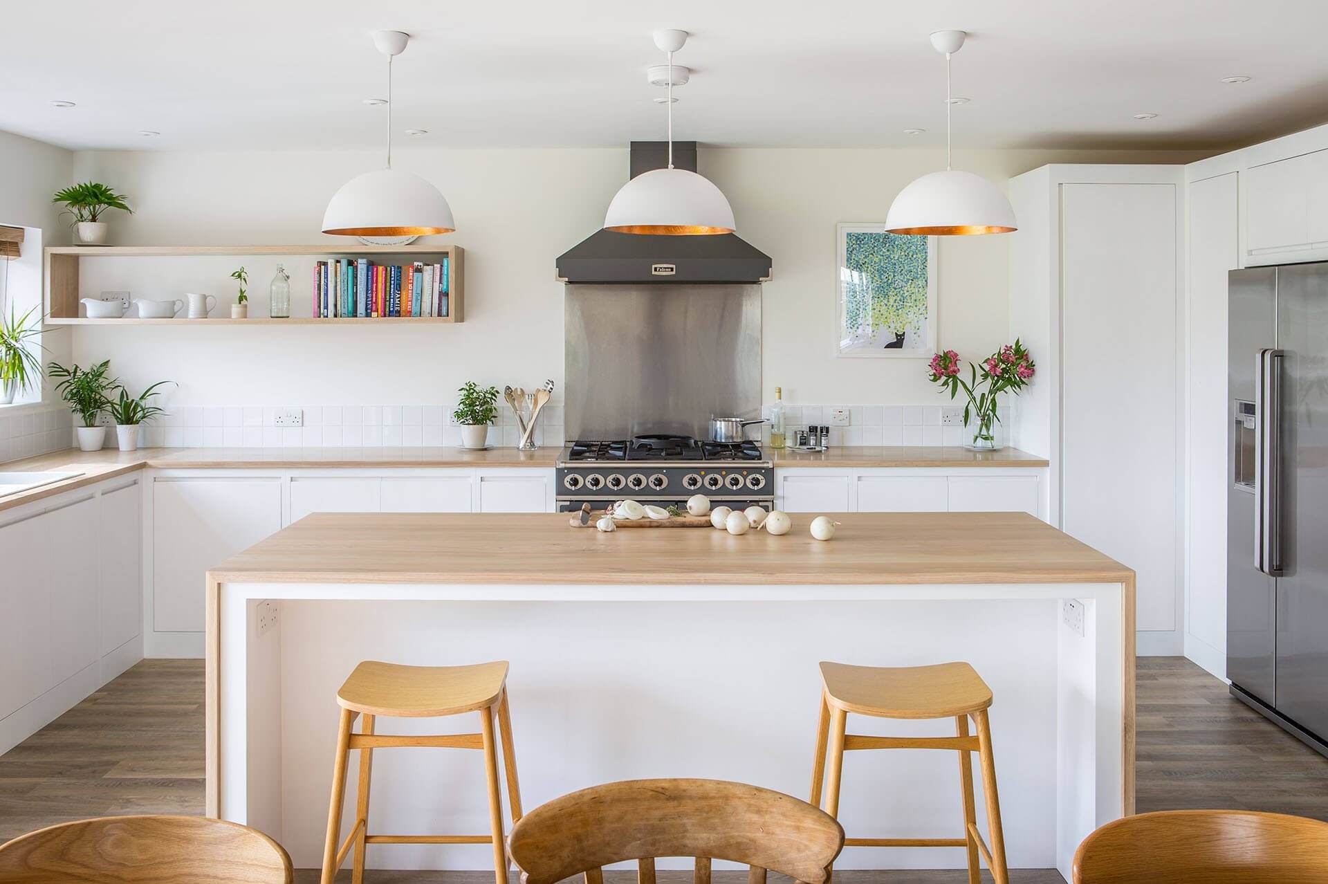 Белая кухня с деревянной столешницей мятные аксессуары