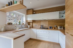 Кухня с деревянной столешницей в интерьере