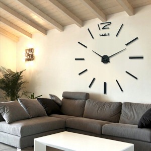 Часы над диваном в гостиной