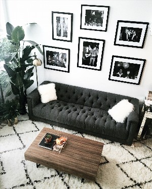 Черный диван в интерьере гостиной
