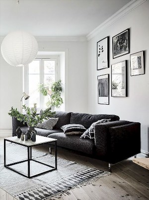 Черный диван в интерьере