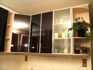 Шкафы на кухню стеклянные двери