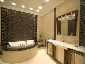 Мозаичный потолок в ванной