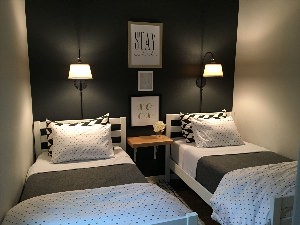 Маленькая комната с двумя кроватями