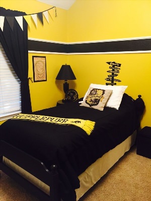 Черно желтая комната