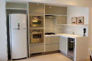 Встроенный кухонный гарнитур для маленькой кухни