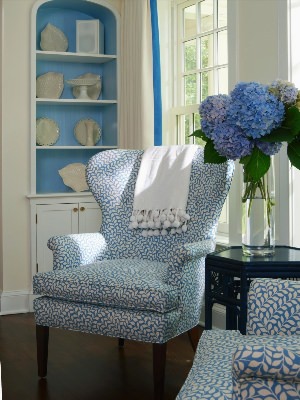 Синее кресло в интерьере