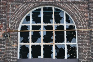 Разбитые окна в здании