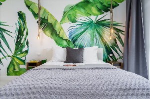 Фотообои с пальмами в спальне
