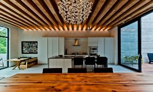 Деревянный потолок с подсветкой