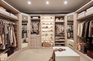Большая гардеробная комната