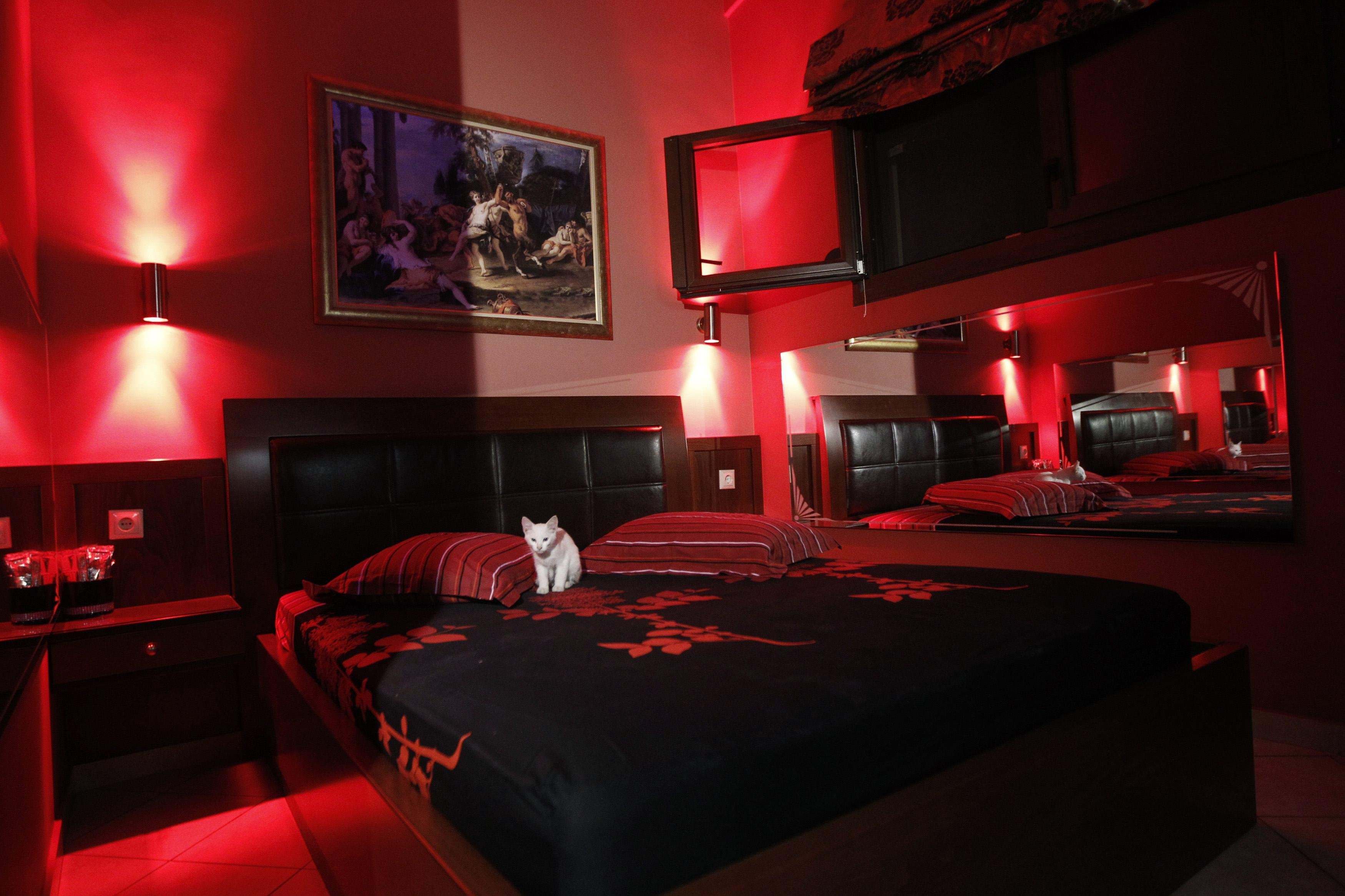 Бордель кровати. Спальня в борделе. Кровать в борделе. Комната в борделе. Красная комната в борделе.