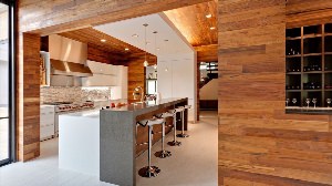 Деревянные панели на кухне