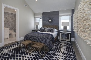 Серый ковролин в интерьере спальни