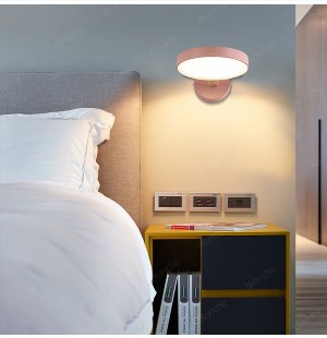Настенный светильник над кроватью