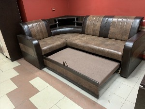 Угловой диван с баром в углу