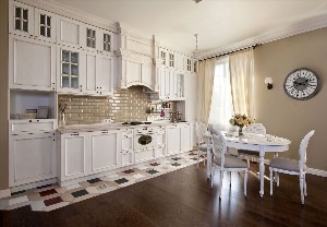 Белая классическая кухня в интерьере