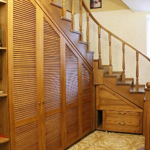 Шкафы под лестницей в прихожей