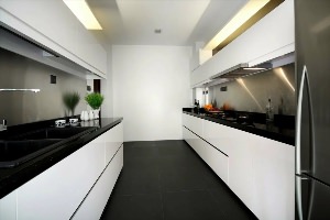 Белая матовая кухня с черной столешницей