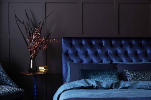 Синяя бархатная кровать в интерьере