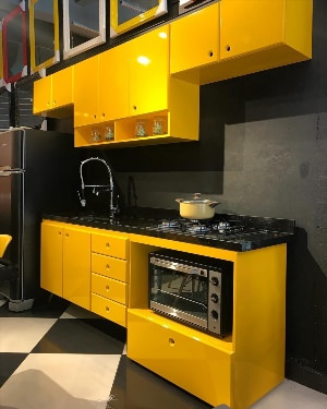 Желтая кухня с черной столешницей
