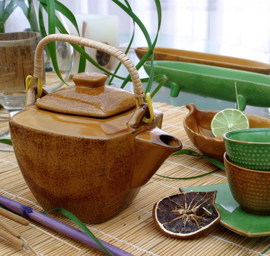Какая керамика лучше. Зеленая посуда керамика в интерьере кухни. Посуда для дачи с деревенским. Японская посуда для уютной кухни. Глиняная посуда экостиль.