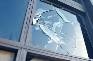 Разбитое стекло окно
