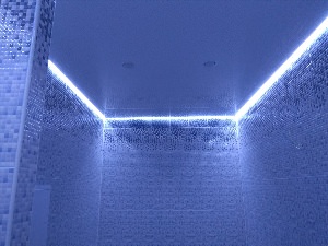Парящий натяжной потолок в ванной