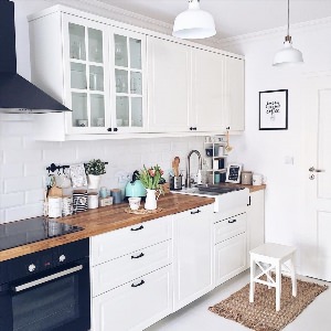 Белая кухня с темной деревянной столешницей