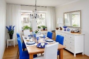 Белая кухня с синими стульями