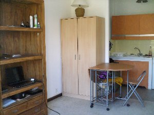 Маленькая кухня в комнате общежития