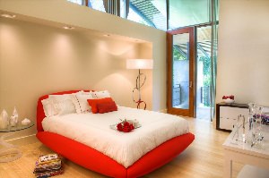 Красный ковер в интерьере спальни
