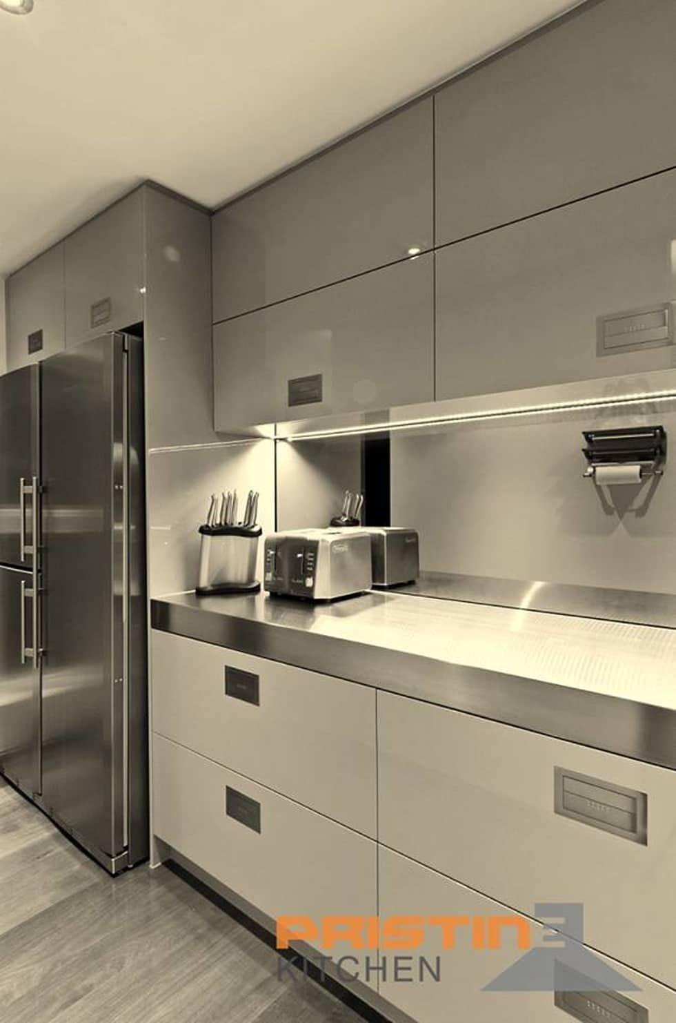 Кухня с серебристым холодильником