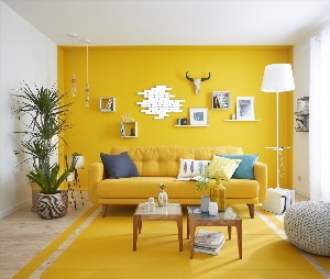 Желтые стены в интерьере гостинной