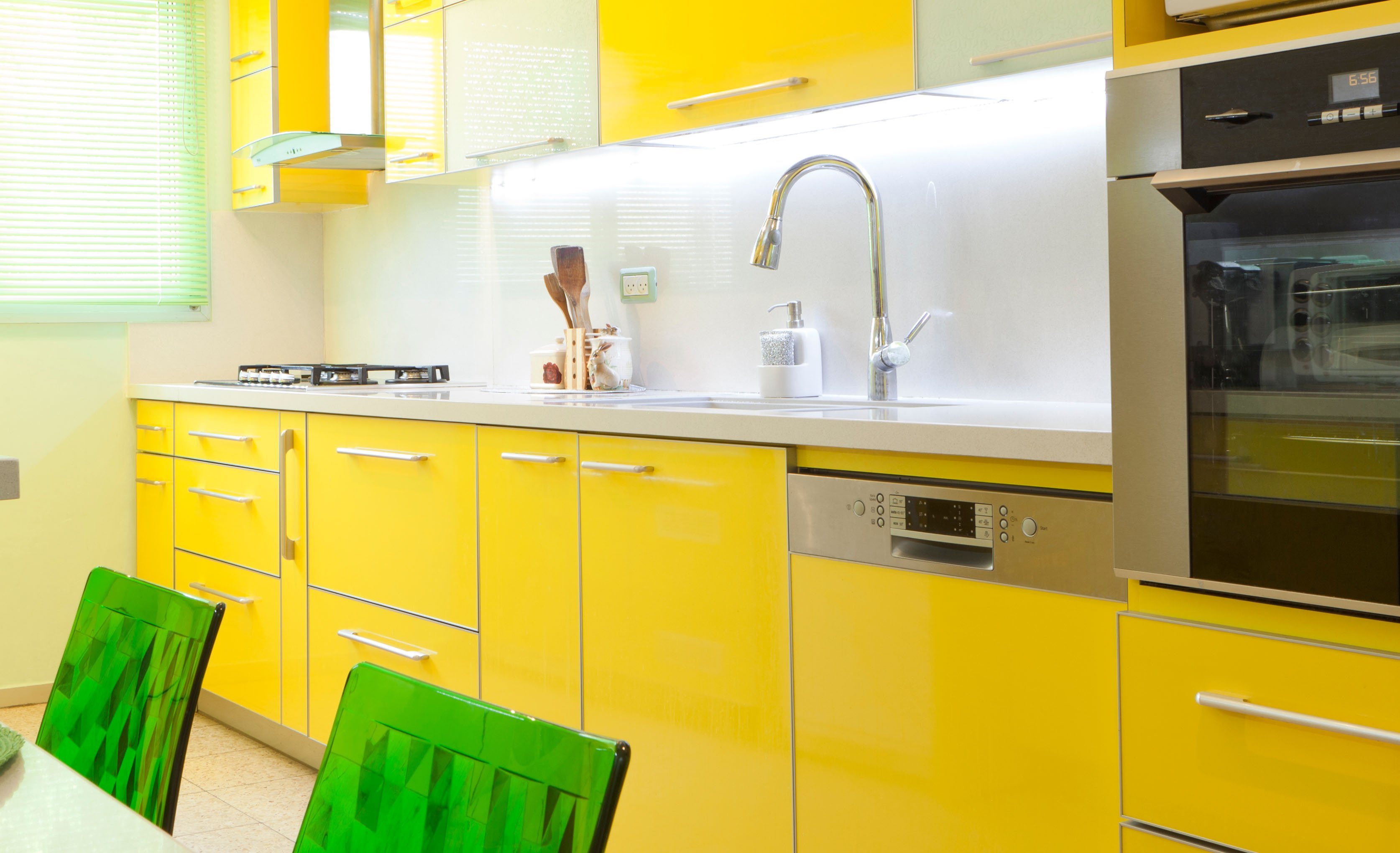 Кухонный гарнитур желто зеленого цвета