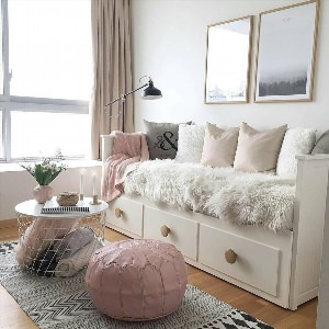 Дизайн узкой спальни с диваном