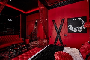 Комната в красном стиле