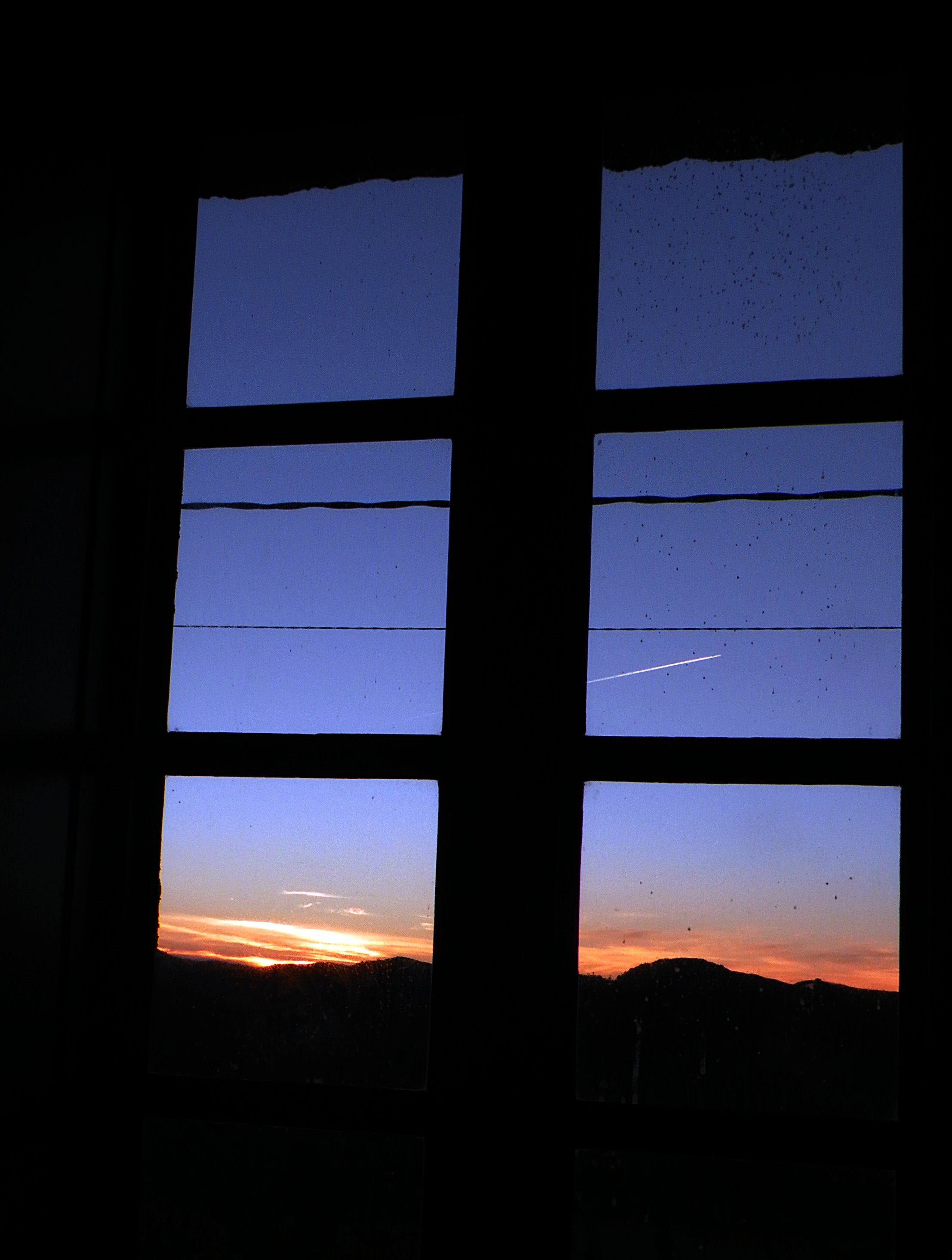 Синий вечер заглянул в мое окно. Рассвет в окне. У окна. Рассвет из окна. Окно вечер.