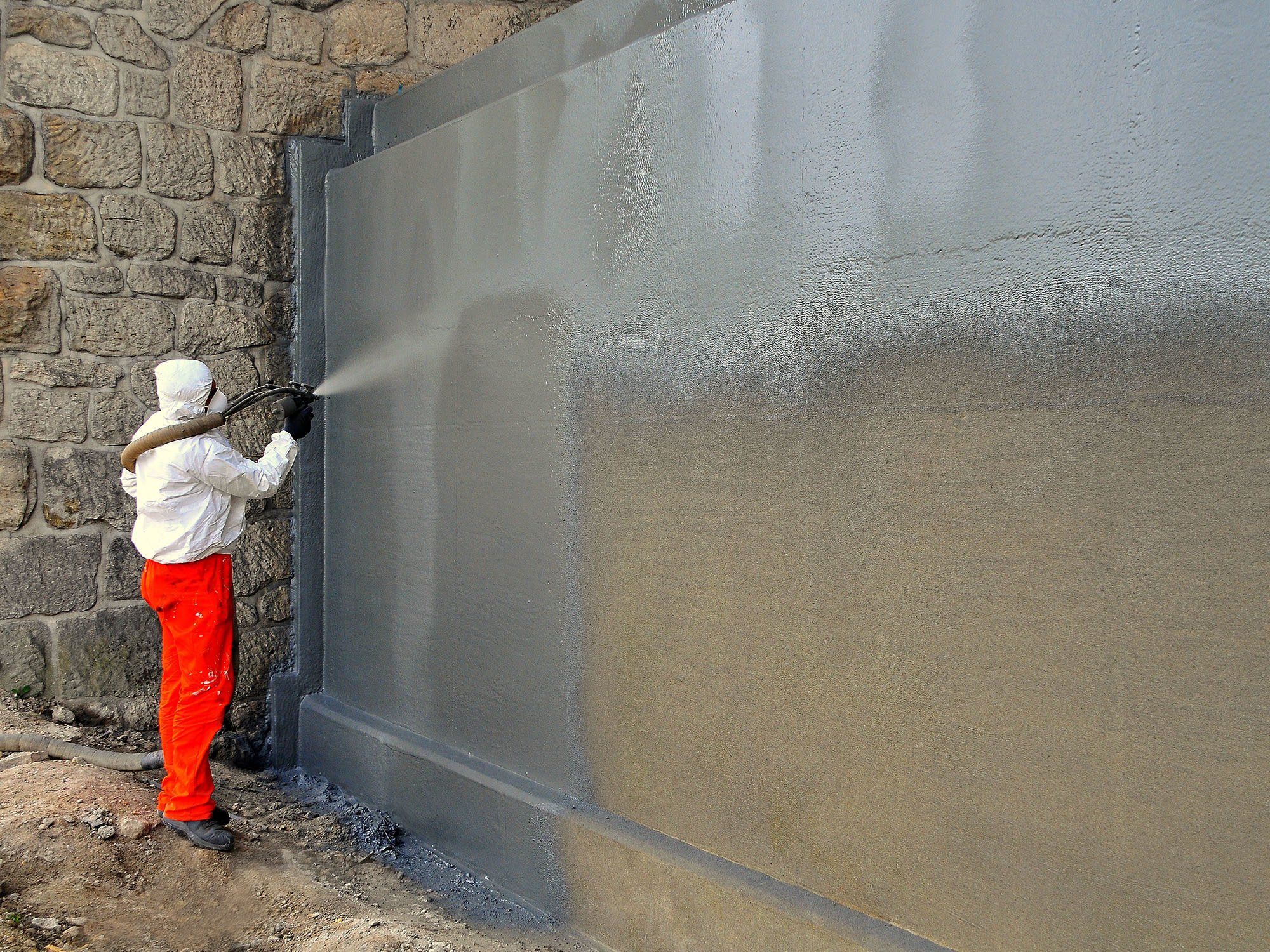 Гидроизоляция бетонных поверхностей. Напыляемая гидроизоляция для бетона. Гидроизоляция наружных стен. Гидроизоляция стен снаружи. Штукатурная гидроизоляция стен.