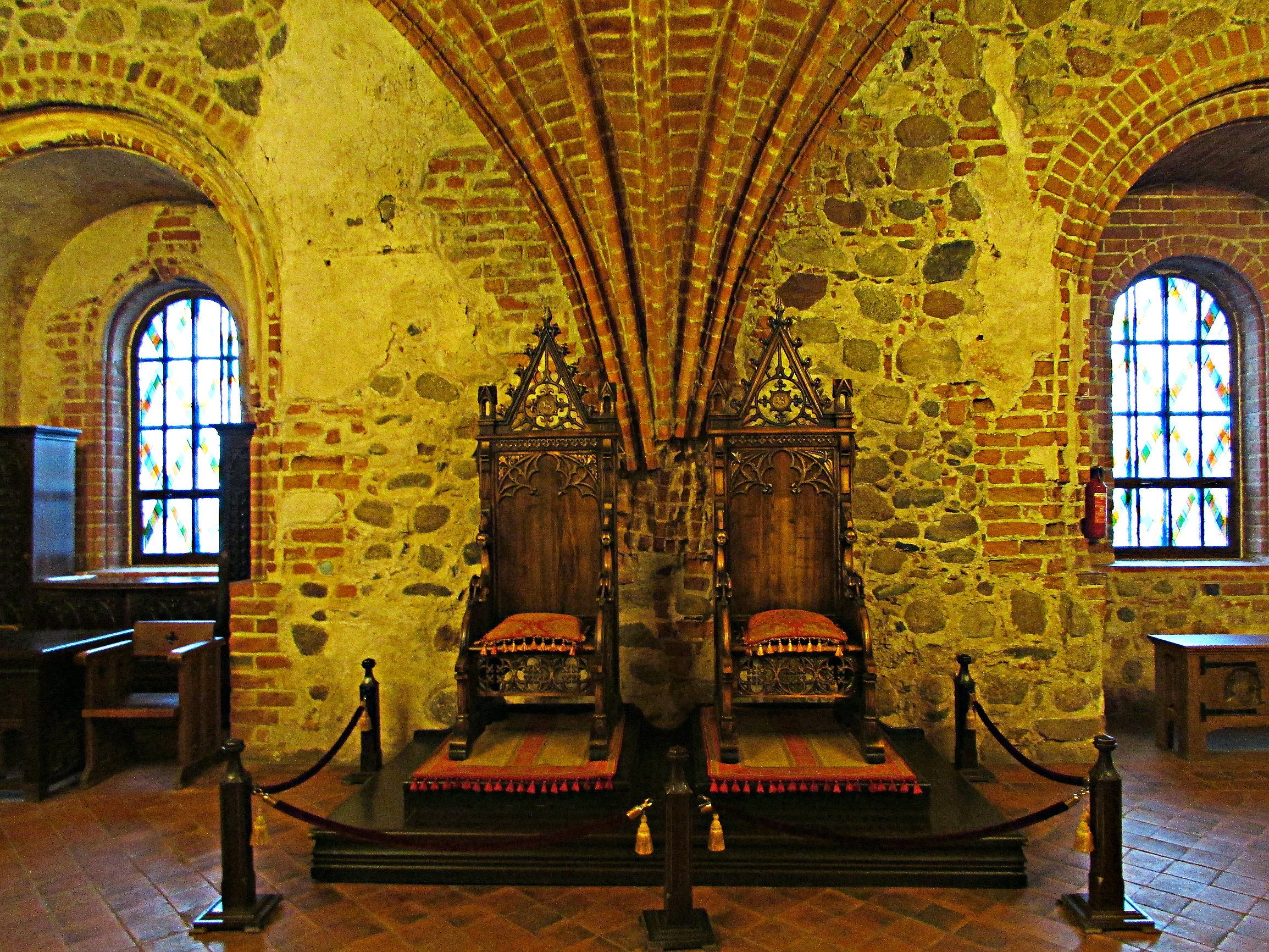 Внутри буда. Средневековый замок внутри Тронный зал. Мейдерслот замок интерьер. Тронный зал в замке средневековья. Замок средневековья внутри Тронный зал.