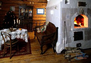 Комната в деревенском доме с печкой