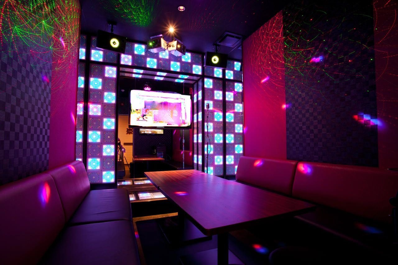 Karaoke go. Караоке бар Япония. Караоке клуб в Японии. Караоке комната в Японии. Караоке в Японии кабинки.