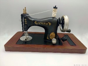 Швейная машинка Зингер в интерьере