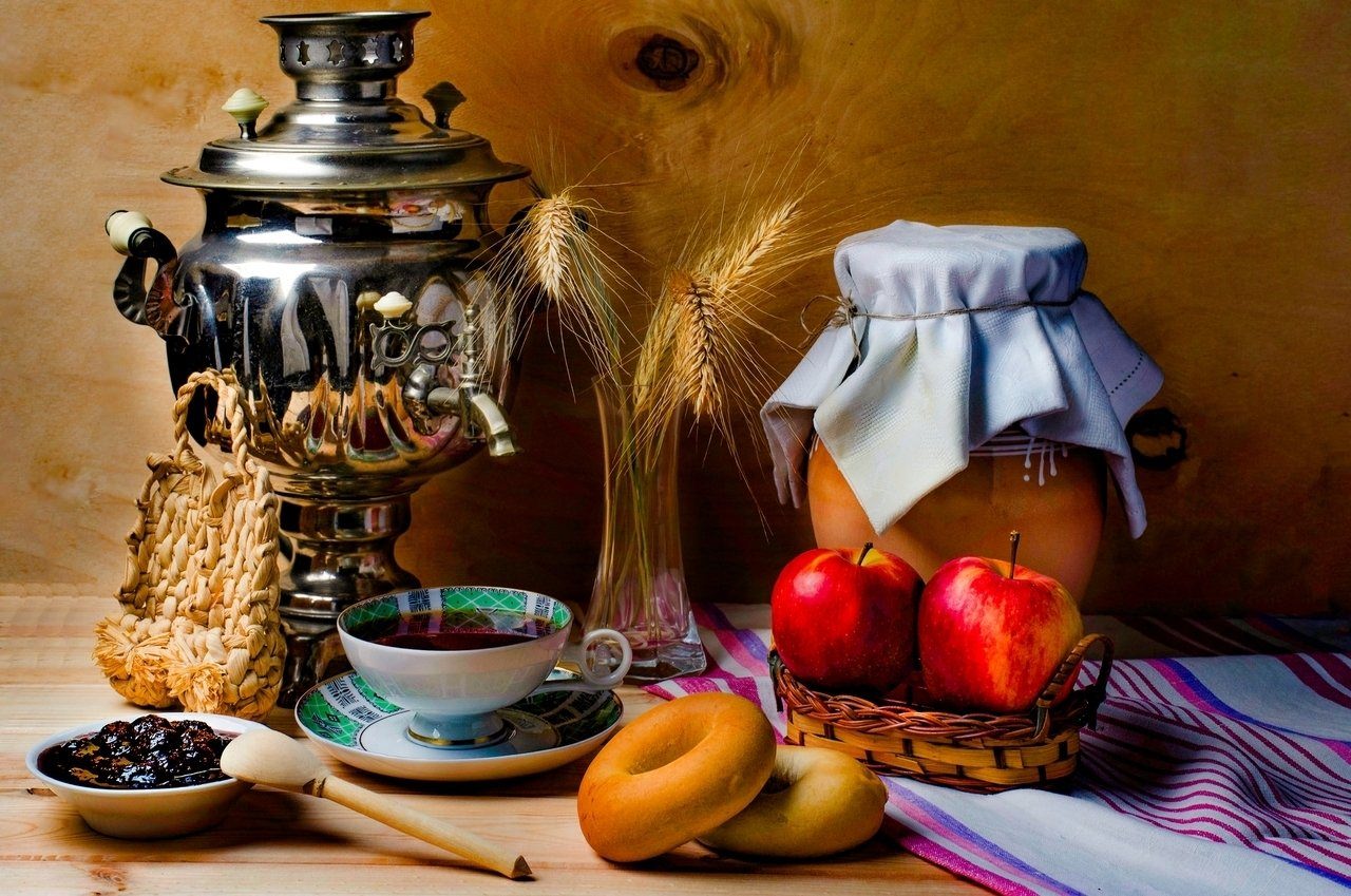 Самовар омск. Самовар кухня. Традиционное русское чаепитие. Традиционный русский самовар. Традиции русского чаепития.