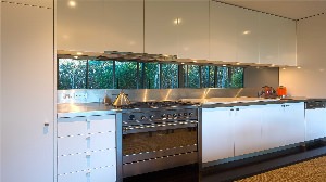 Кухни со стеклянными шкафчиками