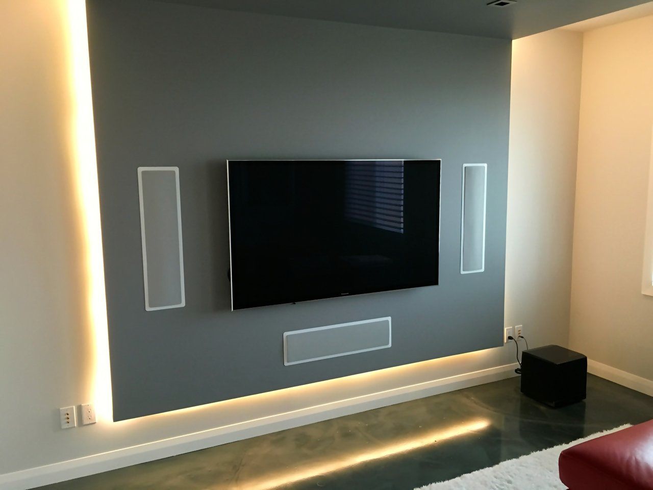 Встроенный стену купить. Встроенные телевизоры в стену. Встроенные колонки в стену. Колонки встроенные в сцену. Подсветка стены с телевизором.