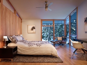 Спальня с окнами в пол