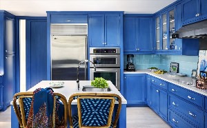 Кухня с синим гарнитуром