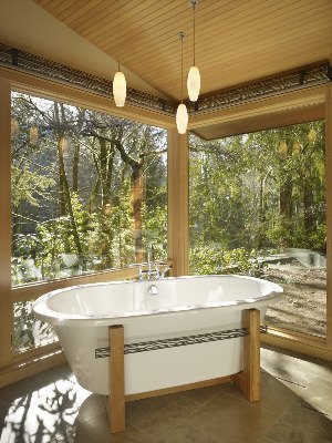 Ванная в деревянном доме с окном
