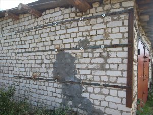 Стяжка стен кирпичного дома